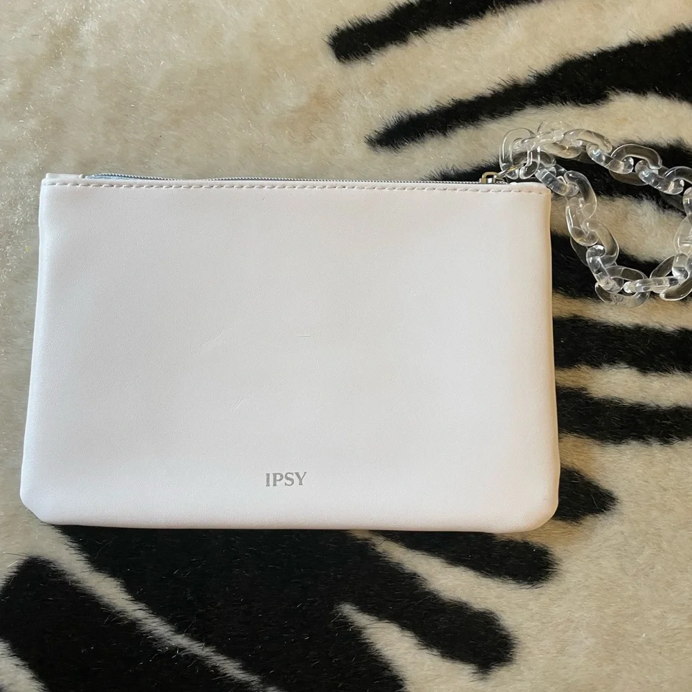 IPSY Bundle Limited Winter Bag 2021, Bear Bag Charm, & Mirror/Brush Compcact🤍🩵